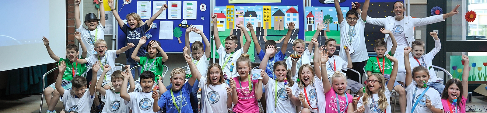 Jubelnde Gewinnerschule der MobileKids Schulaktion