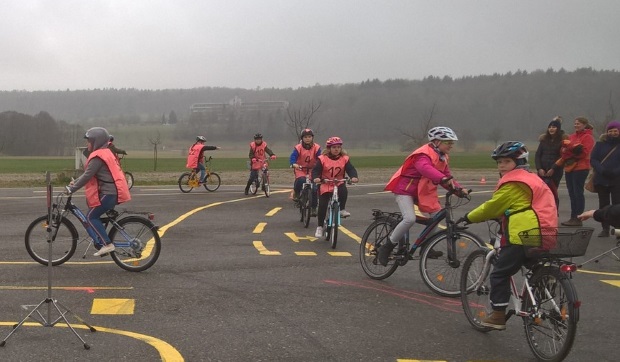 Kinder fahren Fahrrad auf einem Übungsgelände