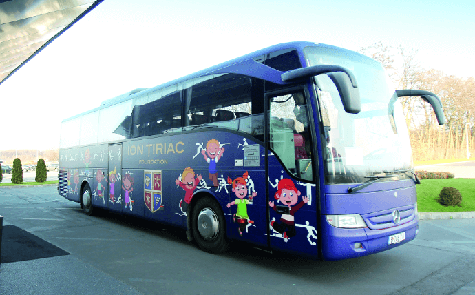 Ein blauer, bunt beklebter Bus mit der Aufschrift Tiriac