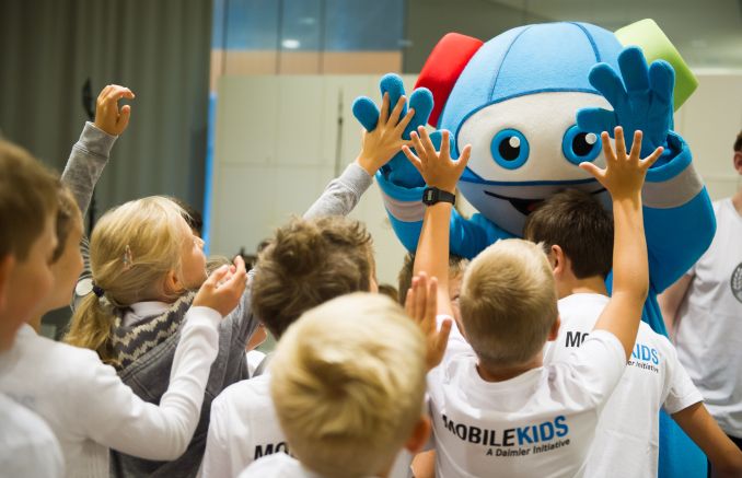 Moki begrüsst die Kinder